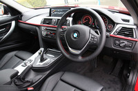 運転席まわりの様子。センターコンソールがドライバー側を向く、“ドライバーオリエンテッド”な演出が施されている。