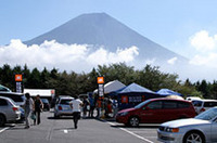 会場ではあちらこちらにオーナー同士の輪ができ、JBLやカーAVを中心とした話題に花を咲かせていた。とはいえマニアックな話よりも音楽をどう楽しむかについて盛り上がるのはJBLファンならでは!?