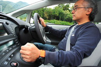 ステアリングから手を下ろしたあたりにシフトレバーが位置するため、操作しやすい。