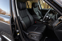 前席は20ウェイの電動調整シートを装備。シートヒーター／クーラーやマッサージ機能も備わる。