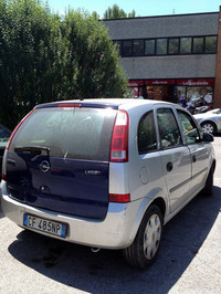 もっと大胆な例。クルマは「オペル・メリーバ」。