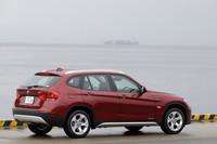 リアビューでも、シルバーのアンダー・ガードが存在感を発揮。彫りの深いボディサイドのショルダーラインといい、兄貴分のX3よりアグレッシブな印象を与える。ルーフレールはオプション装備。全高は、タワーパーキングという日本的事情も考慮して決められたとか。