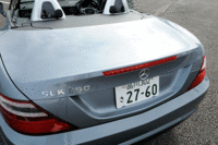 AMGスポーツパッケージを装着した場合のトランク容量は、ルーフクローズ時は312リッター、オープン時は202リッターとなる。2人で使うには十分な広さだ。（写真をクリックすると、オープン時とクローズ時の荷室の様子が見られます。）