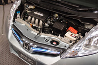 パワーユニットや6段MTは、基本的に「CR-Z」のそれ。「5ドアのCR-Z」とも言えそうだが、開発スタッフいわく「前後の重量配分は、むしろ『CR-Z』よりいいくらい」。操るよろこびが堪能できるとのこと。