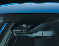 「Toyota Safety C」のレーザーレーダーとカメラ。フロントウィンドウ内側上部に設置される。
    