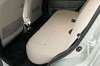 写真をクリックすると後席の組込み式ジュニアシートが見られます。