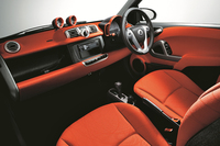 ビビッドな印象を与えるデザインレッドのインテリアが採用される。