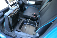 助手席の座面の下には、「ワゴンR」などでもおなじみの、取り外し可能なトレイが備わる。
    