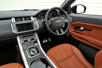 試乗車の内装は、エボニーとタンでコーディネートされた「アクセラレイト」と呼ばれる配色のもの。運転席と助手席で異なる映像を見ることができるオプションの「8型デュアルビュー・タッチスクリーン・ディスプレイ」が付く。