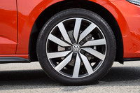 オプションで用意される18インチアルミホイールと225/45R18サイズのタイヤ。標準仕様のタイヤサイズは215/55R17となっている。