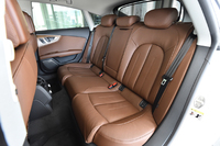 リアシートは従来2人用だったが、今回3人用に変更された。これに伴い乗車定員は5人に。ただし「S７」と「RS 7」は従来通り2人用にとどまる。
    