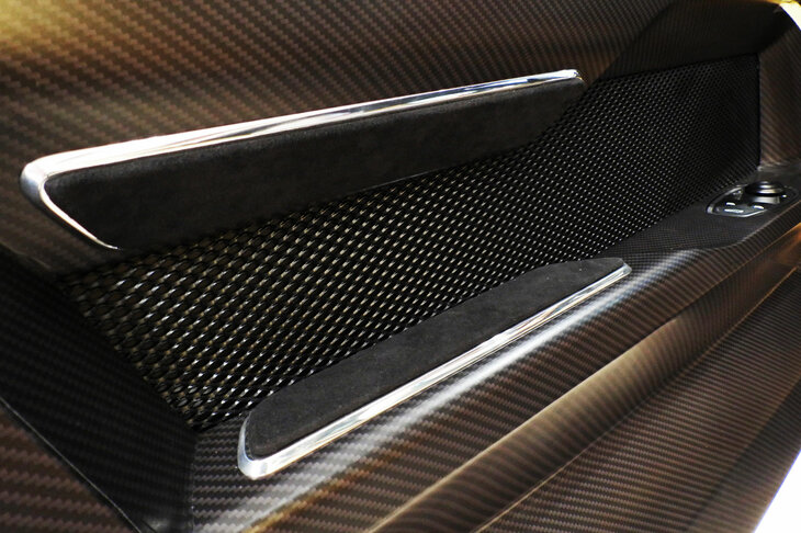 アストンマーティン・ヴァリアント（メッシュインサートパネル）