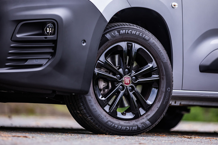 ブラックに塗られた16インチアルミホイールと205/60R16サイズのタイヤを標準で採用。今回の試乗車は「ミシュラン・プライマシー4」タイヤを組み合わせていた。