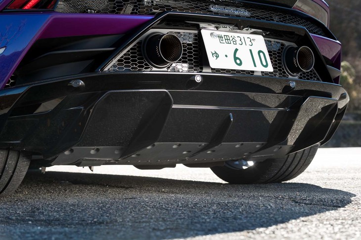 リアディフューザーも「RWD」専用デザインとなっている。計5本の大型フィンがそびえ立つ。