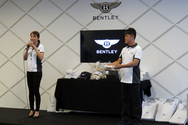 レースの終了後、ベントレーのホスピタリティールームでは来場者へ向けてプレゼントの抽選会が催された。景品の中にはベントレーのオフィシャルグッズのほか、各ドライバーのサイン色紙も。