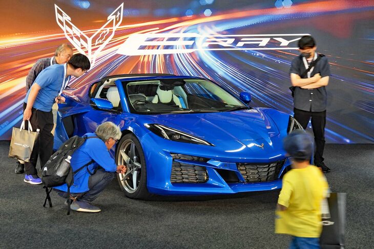 「CHEVROLET FUN DAY 2024」より、「コルベットE-Ray」のディテールを観察する来場者。