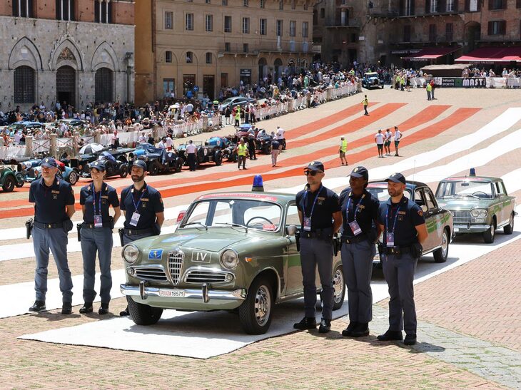 「ミッレミリア・フレンズ」に参加したイタリア国家警察交通機動隊の歴史車両。先頭は1961年式「アルファ・ロメオ・ジュリエッタ1300TI」。