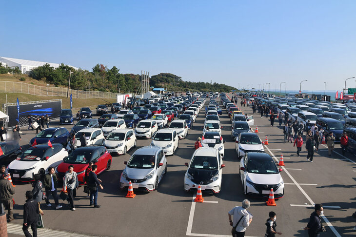 会場を埋め尽くした、旧オーテックジャパン／現日産モータースポーツ＆カスタマイズの手になる新旧モデル。今回は参加申し込みがあった420台のうち、388台が実際に集合した。ベース車別に参加台数を見ると、最も多いのが「ノート」で、「セレナ」「マーチ」と続く。それに次ぐのがノートの上級仕様「ノート オーラ」で、現行型より登場した同モデルの人気の高さがうかがえる。