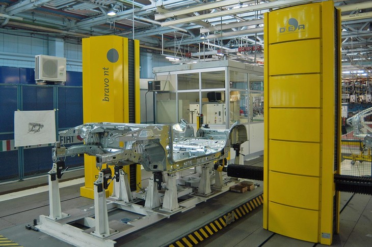 工場内でベアシャシーとご対面。「ステルヴィオ」のもの……と思われる。おそらく。