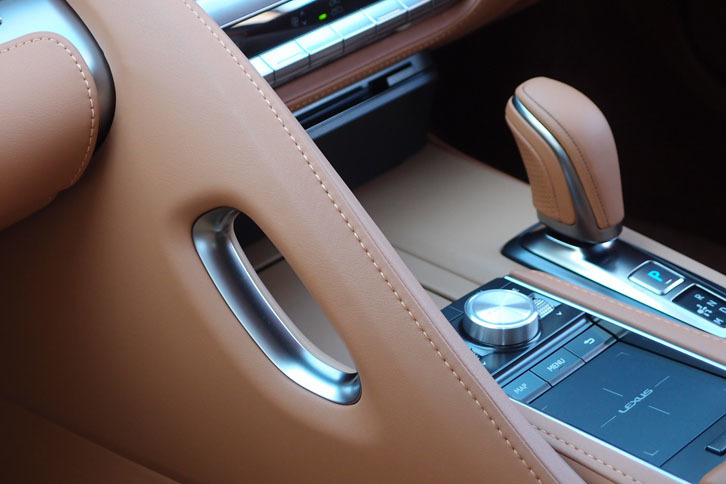 レクサスLC500h（センターコンソール部の助手席用グリップ）