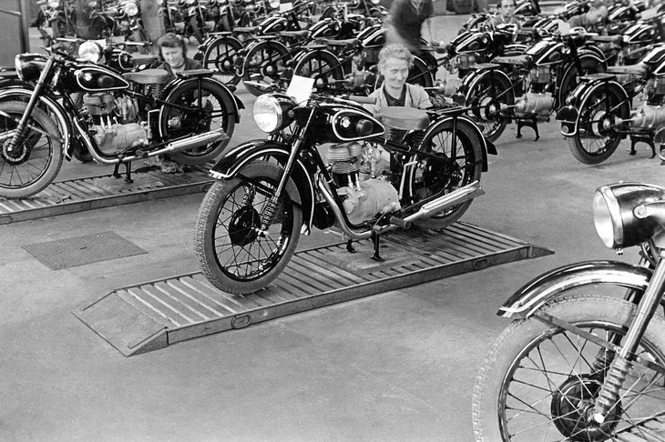 工場で生産される「R24」（1948年）。戦前型の「R23」をベースに改良を施したもので、1949年だけで9144台が売れたという。戦後のBMWを支えたのは、定評のある二輪モデルだった。