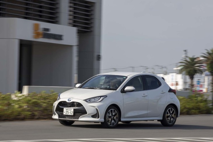 「ヤリス ハイブリッドZ」（16インチホイール装着車）の最小回転半径は5.1m。同5.2mの「フィットe：HEVネス」に小回り性で勝る。