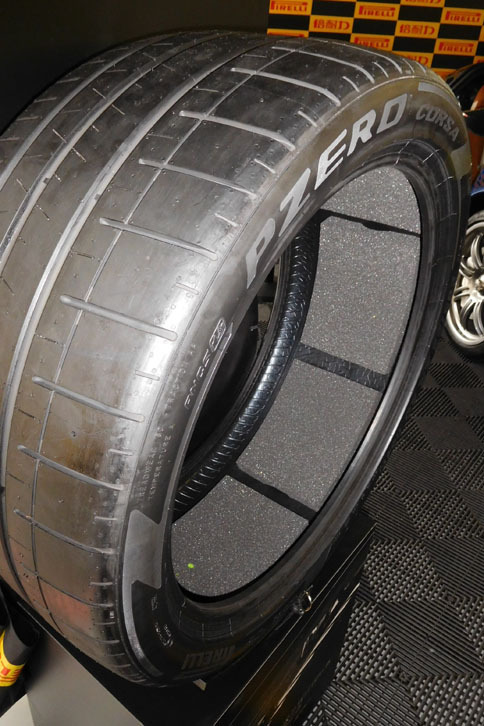 PNCSはタイヤの空洞共鳴音を抑制する技術。ウレタン材をインナーライナーに貼り付けている。（写真＝竹内龍男）