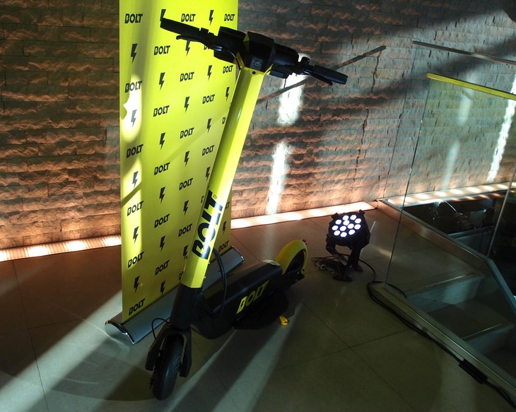 こちらは、もう1台の電動キックボード「ボルト・ワン」。最高速は「ボルト・チャリオット」と同じ24.1km/hで、40kmの航続が可能。