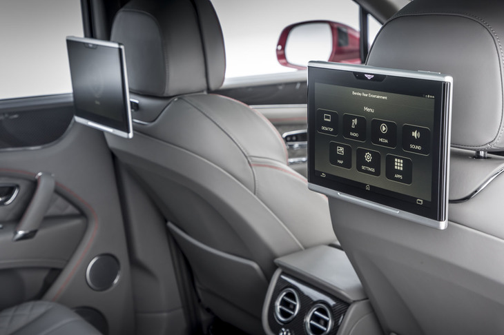 試乗車には「リアシートエンターテインメント」システムが装着されていた。