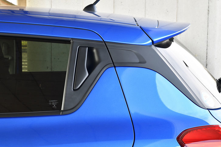 リアドアハンドルをCピラーガーニッシュに配置し、クーペ的な視覚効果を狙っている。