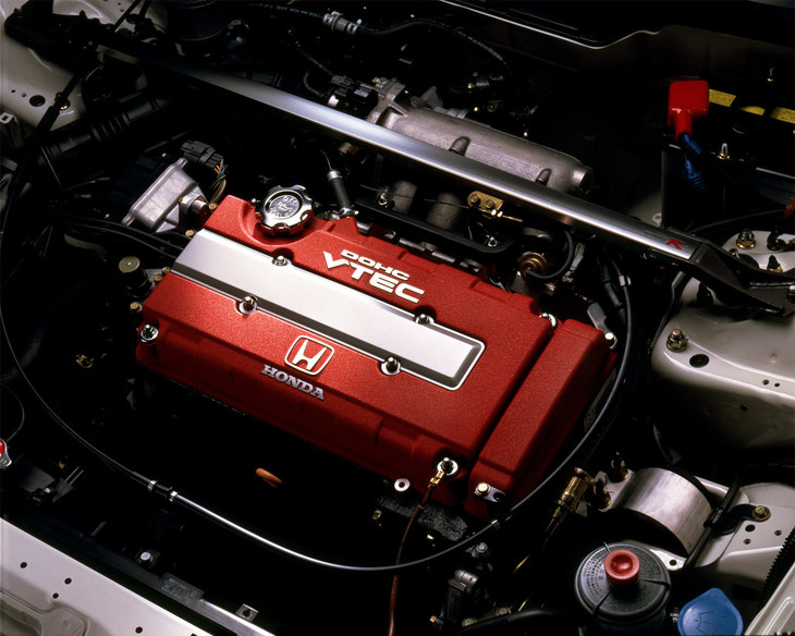 エンジンには高圧縮比を実現する専用ピストンを採用。吸排気損失の低減やバルブの追従性向上、パーツの高精度化、フリクションロスの低減などが図られた。