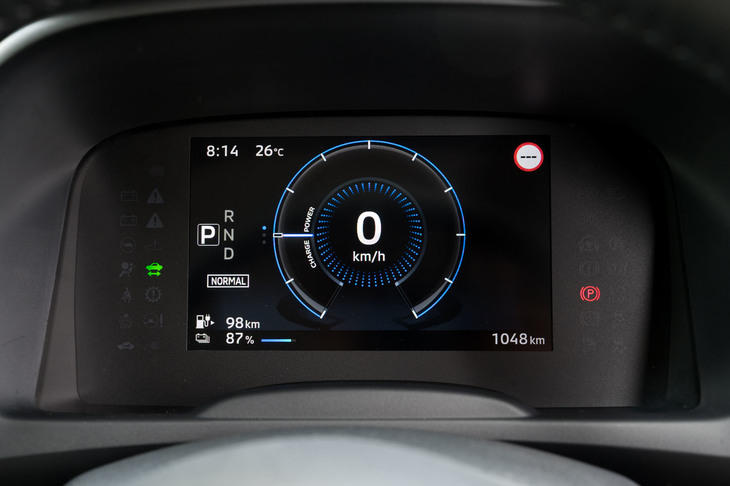全車に装備される7インチカラー液晶メーター。車速や走行距離はもちろん、バッテリーの残量や充電の所要時間、予防安全・運転支援システムの作動状態など、さまざまな情報を確認できる。