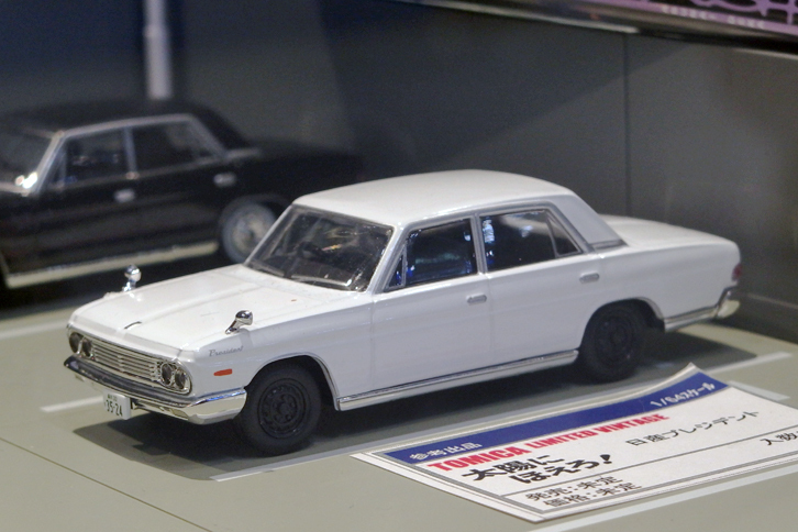 トミカヴィンテージリミテッドの1/64「日産プレジデント 太陽にほえろ！仕様」。「太陽にほえろ！仕様」といっても、逃走車両と捜査車両のカーチェイスに巻き込まれる一般車両をモデル化したものとか（笑）。パトカー用に作ったキャップレスのホイールを流用して……という代物だが、この遊び心がいい。発売時期、価格ともに未定。