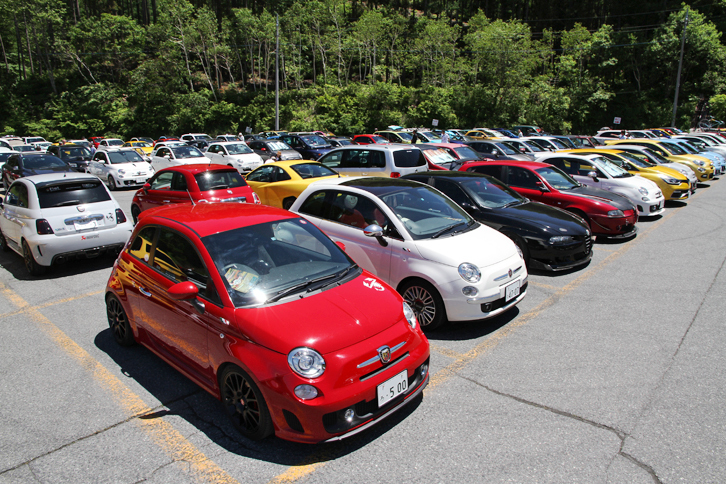 フィアット車が9割以上という印象だった見学者用駐車場の光景。