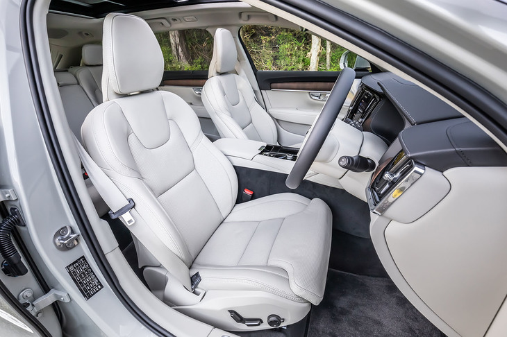 「バーチライトメタリック」の外装色が選択された「インスクリプション」グレードでは、「チャコール／ブロンド」の内装色と明るい「ブロンド」色のファインナッパレザーシート表皮が組み合わされる。