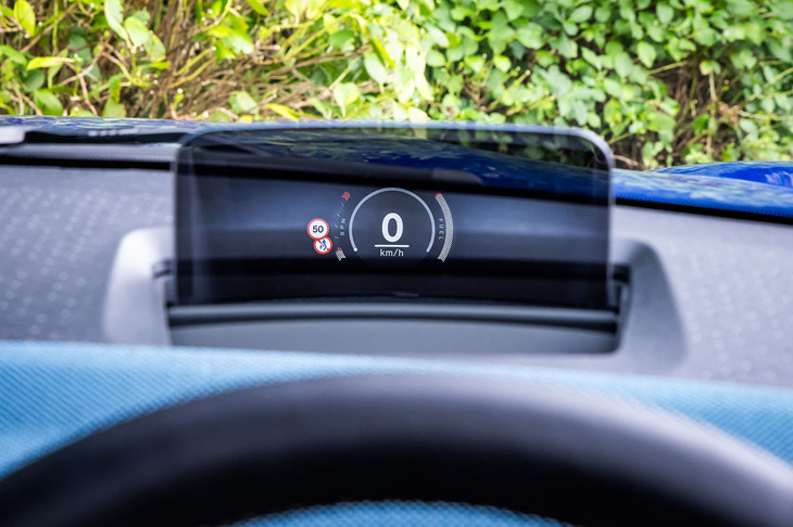 速度計や燃料計などもセンターディスプレイに集約。いわゆるメーターパネルは存在しないが、ステアリングホイールの奥にヘッドアップディスプレイが配置されるので、運転に必要な情報を得るには困らない。