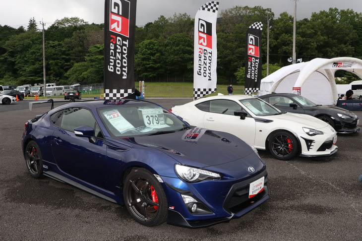 なんと会場には「トヨタ86」中古車販売ブースも。静岡県内にあるトヨタ系中古車販売店「カーロッツ浜松」によるものだが、どれもただの86にあらず。手前のブルーの個体は、純正コンプリートカーの「14R」。走行距離たった6000kmで379万円という代物だ。展示担当者によれば、当日、偶然にも元オーナーが同車を発見。しばし思い出話に花が咲いたそうだ。