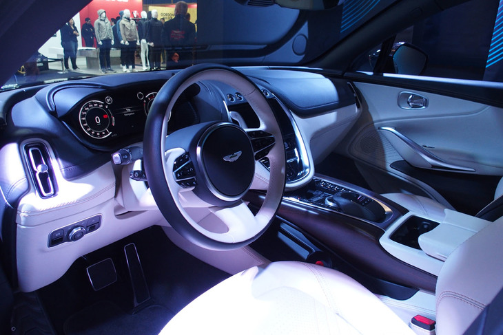 アストンマーティンDBX