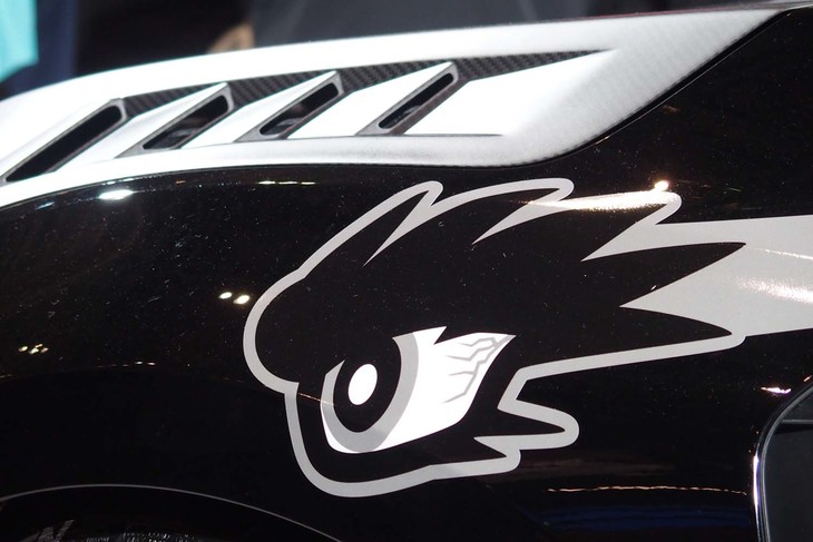 「MUGEN RC20GT Package Pre Production MODEL」のフロントフェンダーからドアにかけて、特徴的なモチーフを持つデザインとカラーリングがボディーサイドを飾っていた。