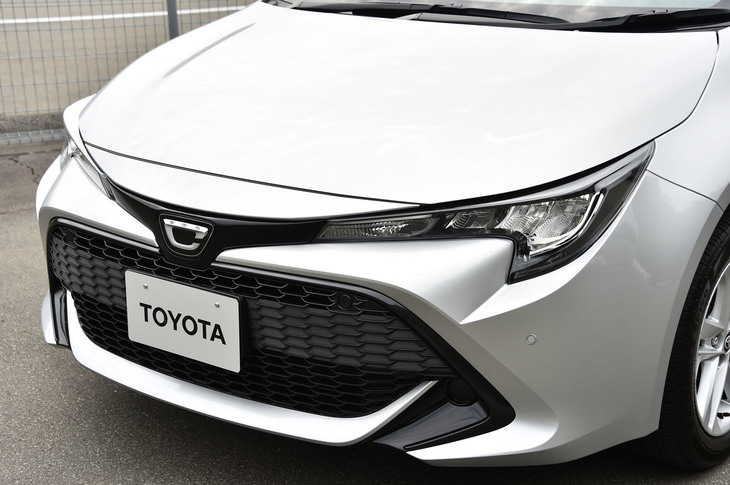 立体的なフロントまわり。ヘッドランプには「マークX」を思わせるくさび形のデザインが採用されている。