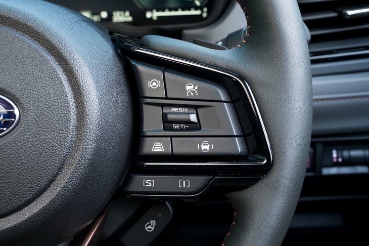 「EX」グレードには、通常の「アイサイト」に加えて、より高度な「アイサイトX」の各種機能を搭載。渋滞時のハンズオフ走行機能や、アクティブレーンチェンジアシスト、カーブや料金所手前での速度制御機能などが追加される。