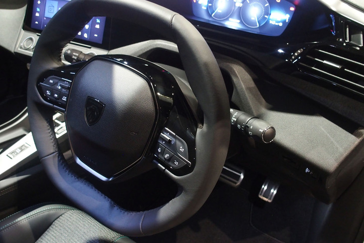 プジョー308アリュール（ステアリングホイール）
