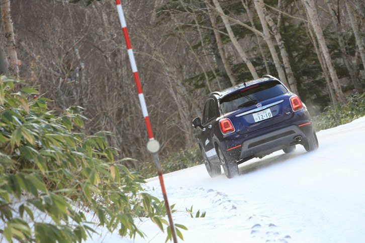 万座ハイウェーも中腹に差し掛かると、道はすっかり雪と氷に覆われる。