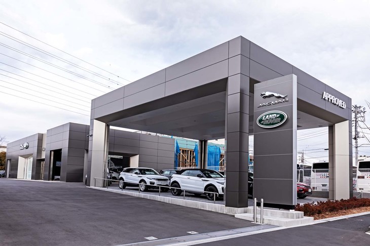 最新CIによってデザインされた、ジャガー・ランドローバー・アプルーブド足立の展示スペース。