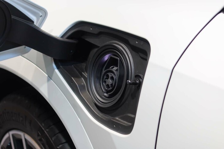 BMW iX1 xDrive30 Mスポーツ（給電口）