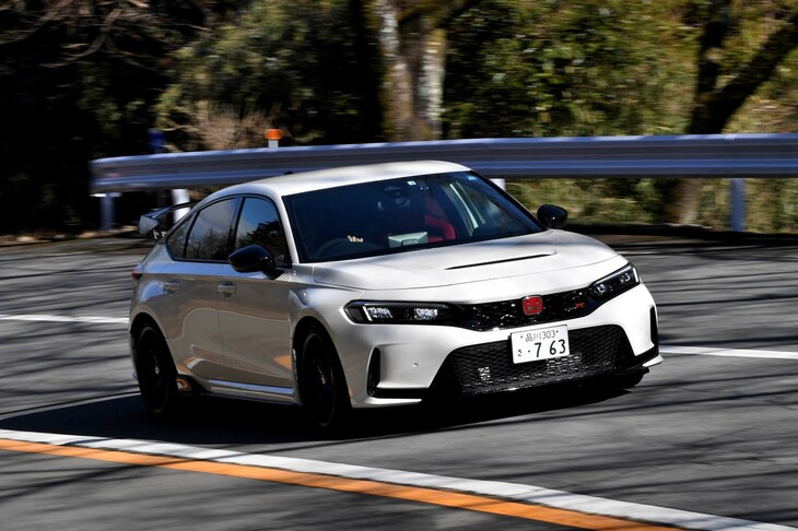 【ホンダ・シビック タイプRのスペック】
	ボディーサイズ：全長×全幅×全高＝4595×1890×1405mm／ホイールベース：2735mm／車重：1430kg／駆動方式：FF／エンジン：2リッター直4 DOHC 16バルブ ターボ／トランスミッション：6段MT／最高出力：330PS（243kW）/6500rpm／最大トルク：420N・m（42.8kgf・m）/2600-4000rpm／タイヤ：（前）265/30ZR19 93Y XL／（後）265/30ZR19 93Y XL（ミシュラン・パイロットスポーツ4 S）／燃費：12.5km/リッター（WLTCモード）／価格：499万7300円
	
	【取材時の燃費データ】
	テスト距離：243.1km（市街地2：高速道路5：山岳路3）／使用燃料：29.8リッター（ハイオクガソリン）／参考燃費：8.2km/リッター（満タン法）／8.9km/リッター（車載燃費計計測値）