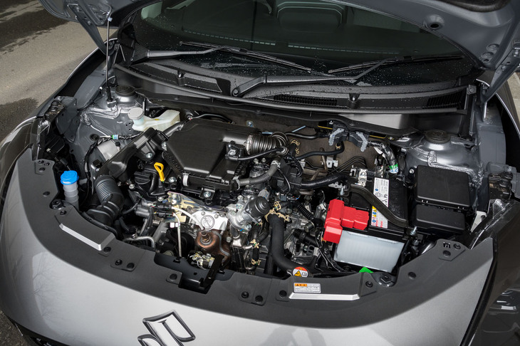 新開発の「Z12E」型1.2リッター直3エンジン。吸気VVTの搭載やEGRシステムの改良、電動ウオーターポンプの採用などに加え、高速燃焼・高圧縮比を実現したシリンダーヘッドや燃焼室の設計により、優れた燃焼効率を実現している。