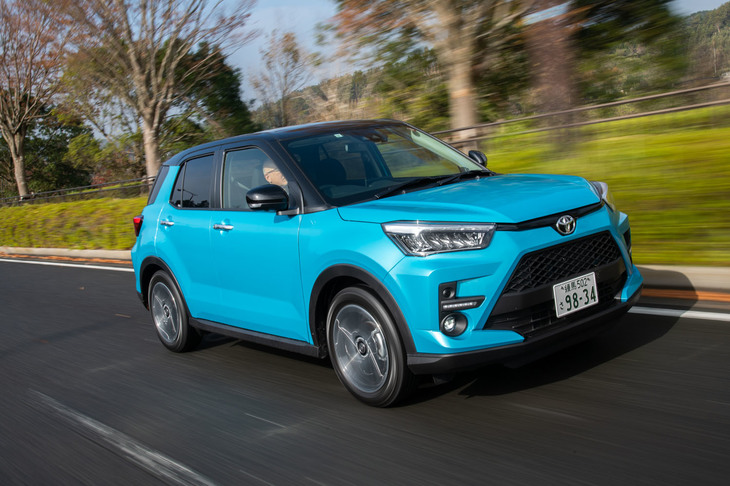 ボディーカラーに「ターコイズブルーマイカメタリック」が採用された「トヨタ・ライズZ」。「ロッキー」「ライズ」ともに、ブラックルーフが選べるのは上級グレードのみとなる。