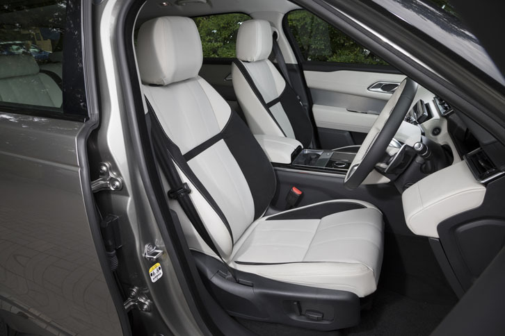 パーフォレイテッドグレインレザーで仕立てられた「SE」グレードのシート。オプションでパーフォレイテッドウィンザーレザーも選べる。