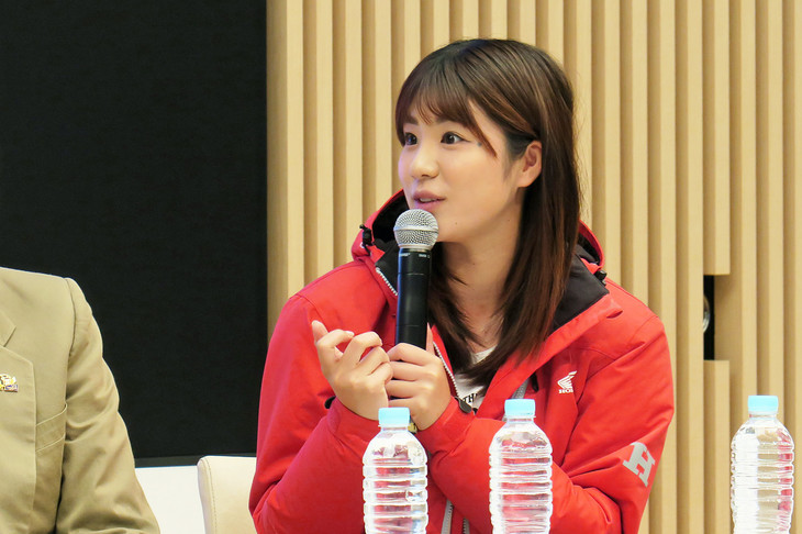 二輪四輪を問わず愛好する梅本まどかさん。「『CB1000R』のエンジンが、ガチャピンみたいでかわいい」と独特の審美眼を披露し、会場に笑いを運んだ。